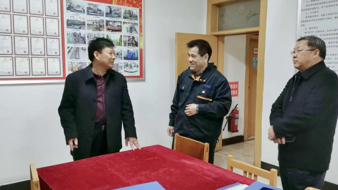 新乡市总工会副主席王世良(左一)、辉县市总工会主席李树林(右一)领导工作 新乡市总工会副主席王世良(左一)、辉县市总工会主席李树林(右一)领导工作