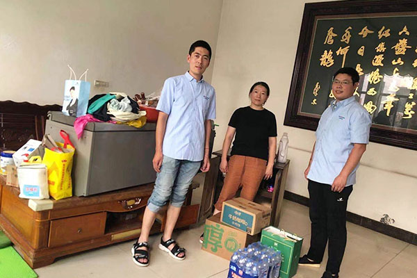 新乡365电竞派代表慰问受灾的员工