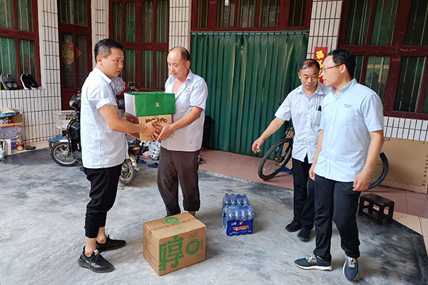新乡365电竞派代表慰问受灾的员工