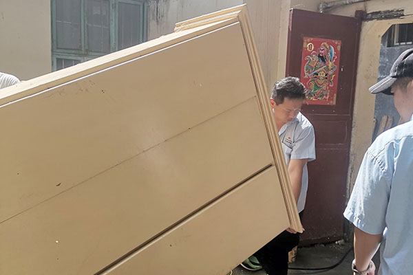 新乡365电竞派代表慰问受灾的员工