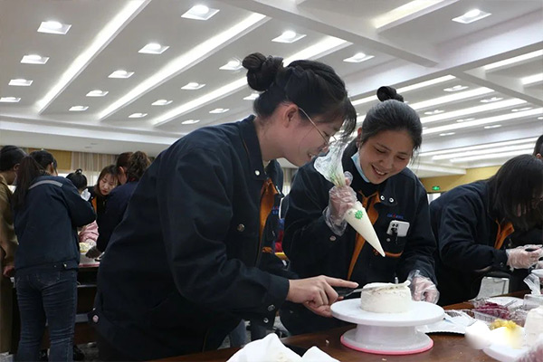 新乡365电竞机械进行庆三八蛋糕DIY活动现场