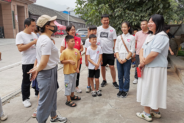 新乡365电竞集团爱心家庭携手辉县义工“爱心助学，点亮但愿”