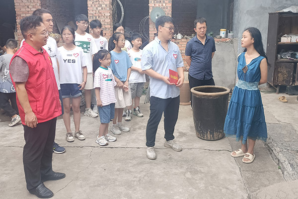 新乡365电竞集团爱心家庭携手辉县义工“爱心助学，点亮但愿”