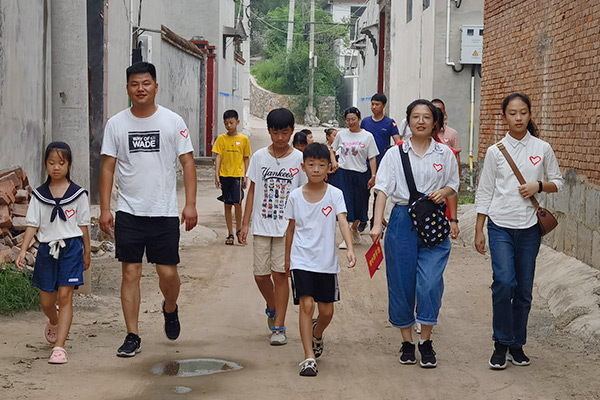 新乡365电竞集团爱心家庭携手辉县义工“爱心助学，点亮但愿”