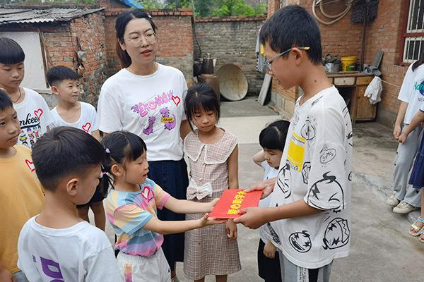 新乡365电竞集团爱心家庭携手辉县义工“爱心助学，点亮但愿”